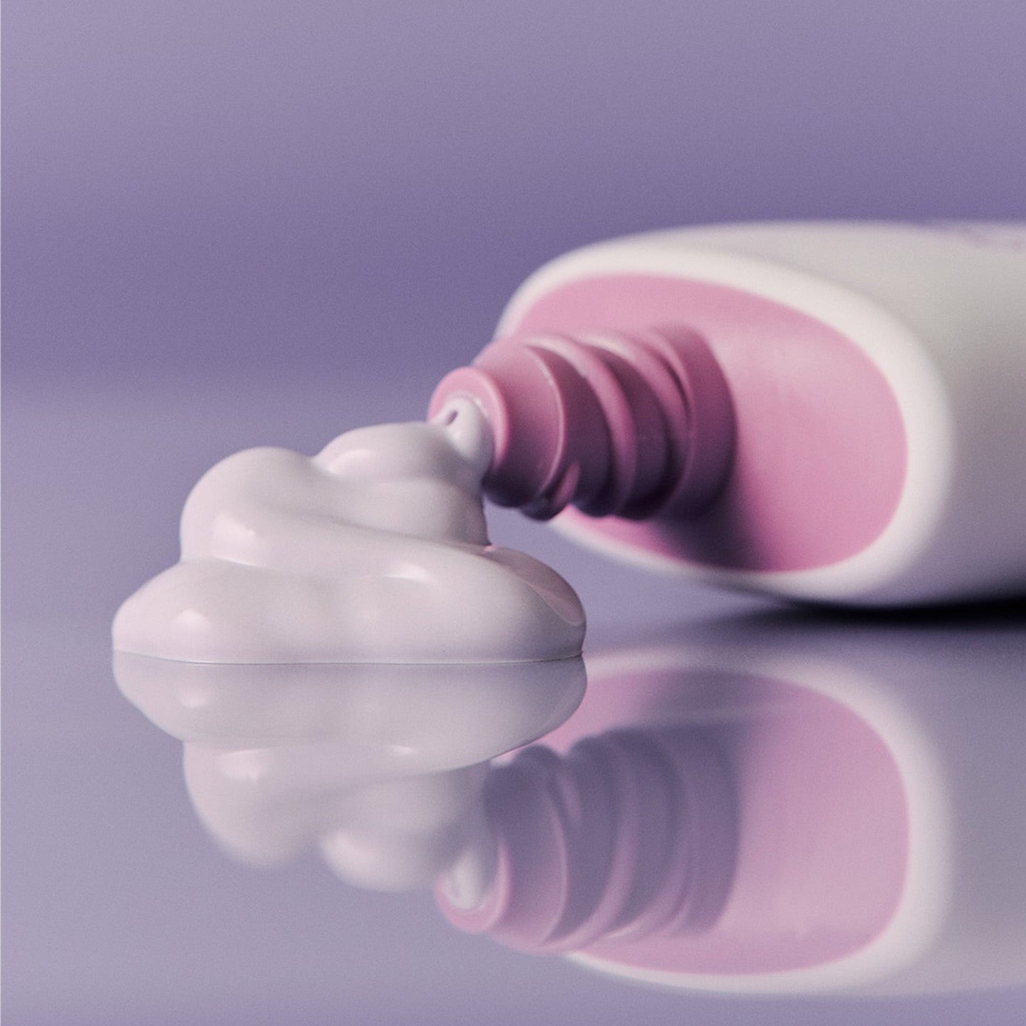 JUMISO  Niacinamide 3 Plus Tone-Up Sunscreen 40ml : tube et crème sur fond violet, style beauté dégradé.
