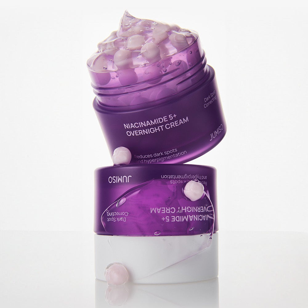 JUMISO Niacinamide 5 Plus Overnight Cream 80ml de la marque JUMISO, pot crème violette avec gouttelettes, fond blanc.