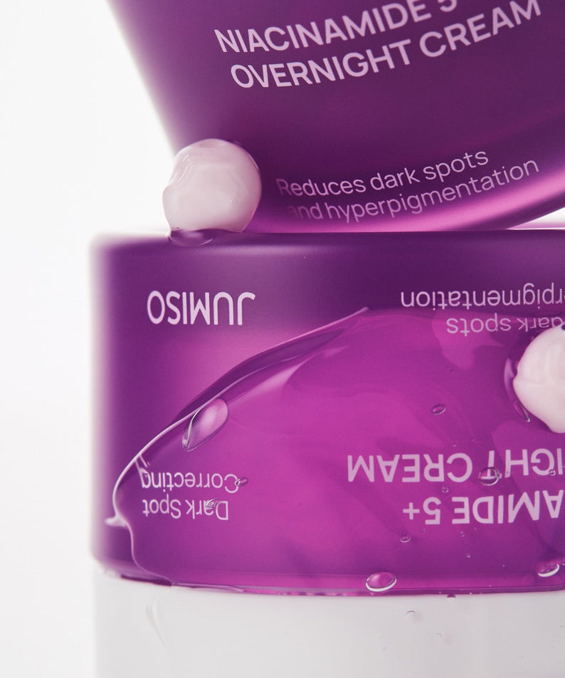 JUMISO  Niacinamide 5 Plus Overnight Cream 80ml de JUMISO, pot violet nocturne sur fond clair, gouttes et gouttes de crème