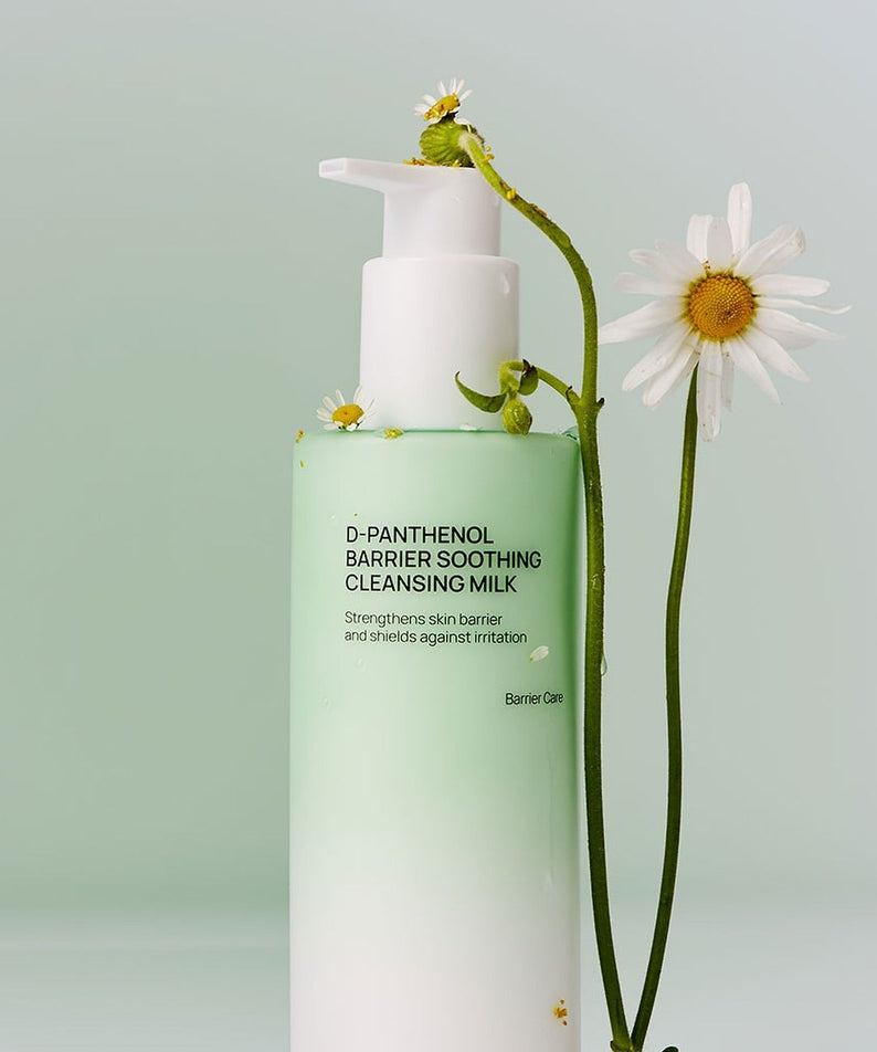 JUMISO D-Panthenol Barrier Soothing Cleansing Milk 300ml Refill Offer (+100ml Refill) avec fleurs sur fond vert