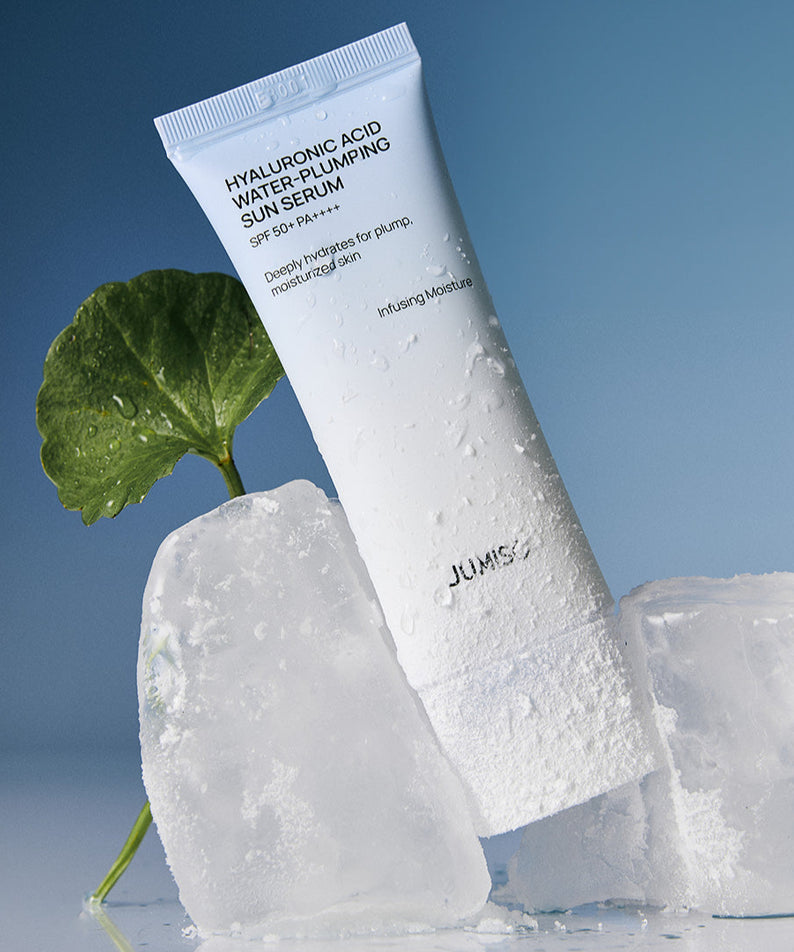 JUMISO Hyaluronic Acid Water Plumping Moisture Sun Serum 40ml sur glace pour hydratation intense et protection solaire.