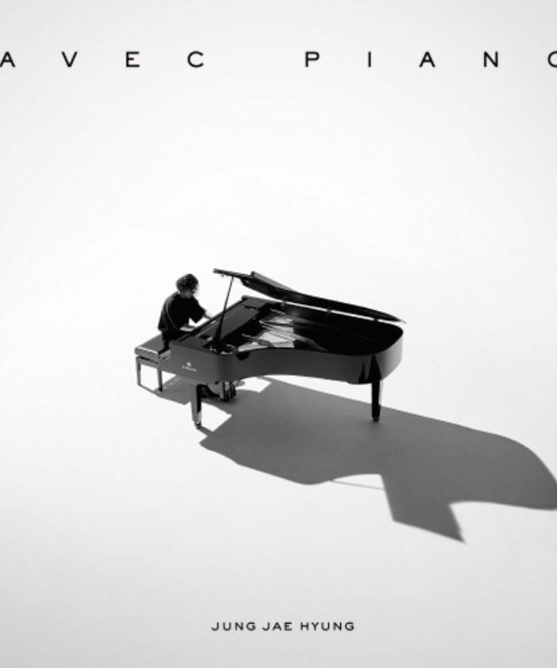 JUNG JAEHYUNG - [AVEC PIANO] - Album Kpop : couverture avec JUNG JAE HYUNG au piano sur fond clair, ambiance studio.