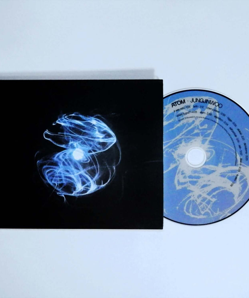 JUNG JIN WOO - [ATOM] - Album Kpop, visuel pochette et CD bleu ATOM, fond clair, style électronique.