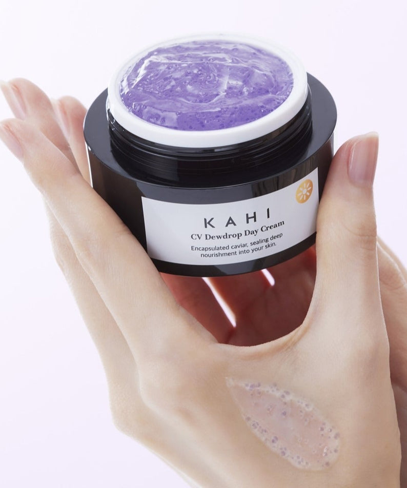 KAHI CV Dewdrop Day Cream 50ml, crème hydratante KAHI montrée sur mains sur fond clair, gel déposé violet