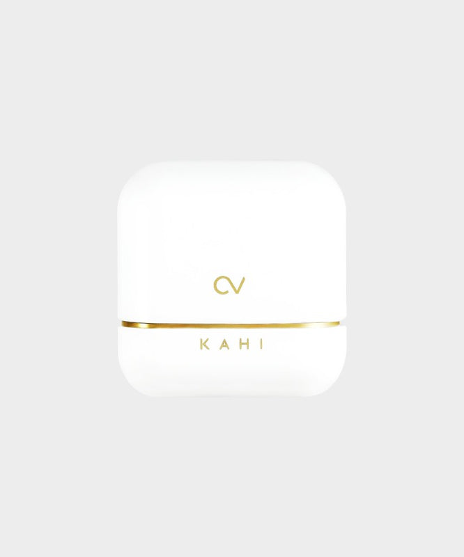 Décris l'image en français : KAHI CV Shine Fit Sun Stick (13.5g) de KAHI, stick solaire blanc sur fond clair