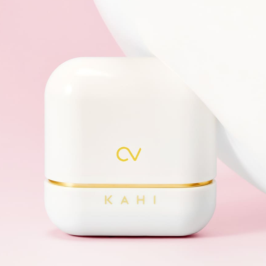 KAHI CV Shine Fit Sun Stick (13.5g) de la marque KAHI, stick solaire sur fond rose et blanc, rendu produit.