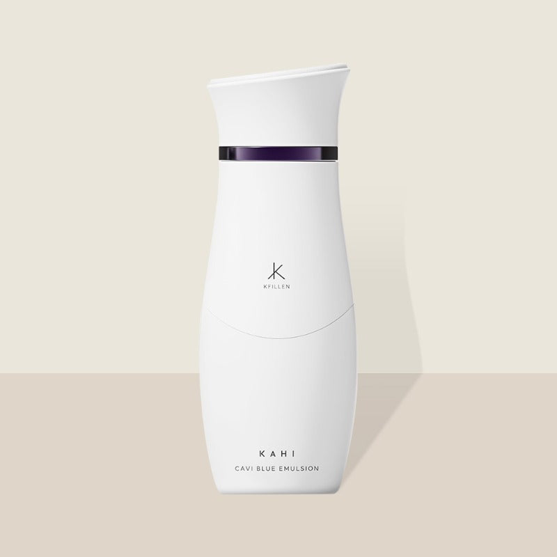 KAHI Caci Blue Emulsion 135ml de KAHI, flacon blanc bleu sur fond clair, mise en scène produit.