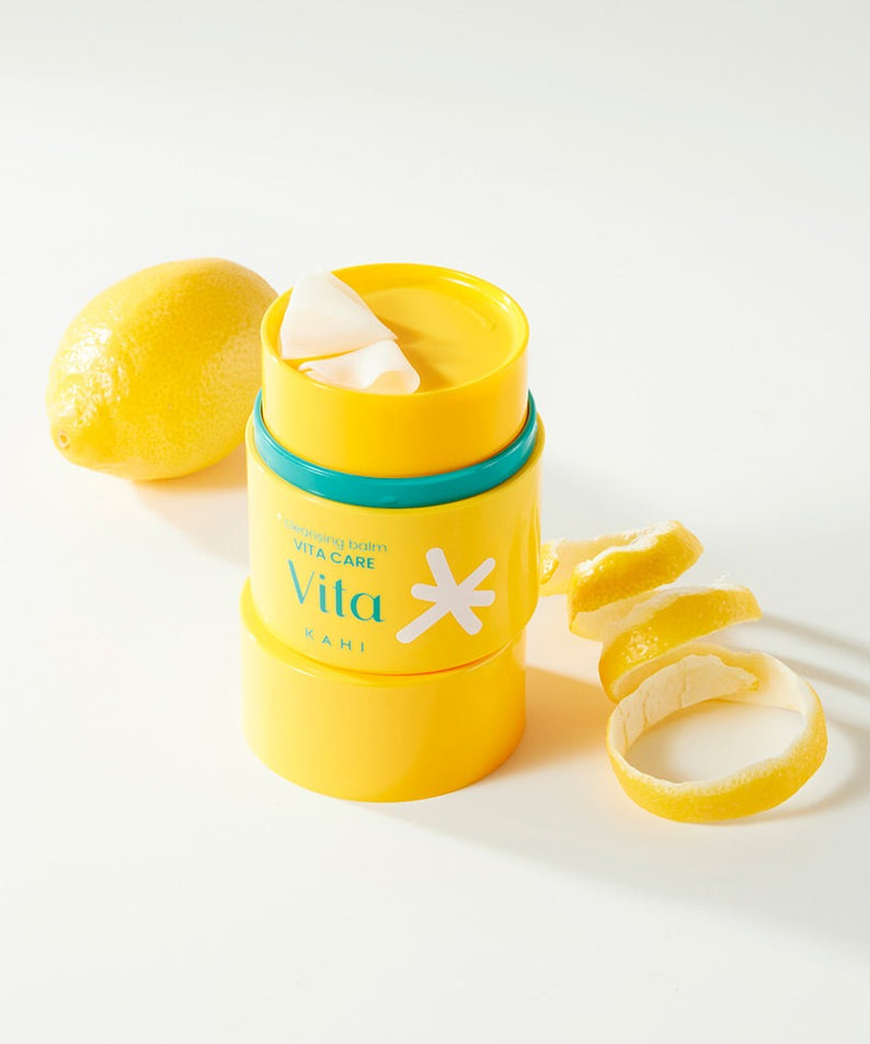 KAHI Cleansing Balm 3 Types 50ml de la marque KAHI, pot jaune sur fond clair, baume et texture au visuel.