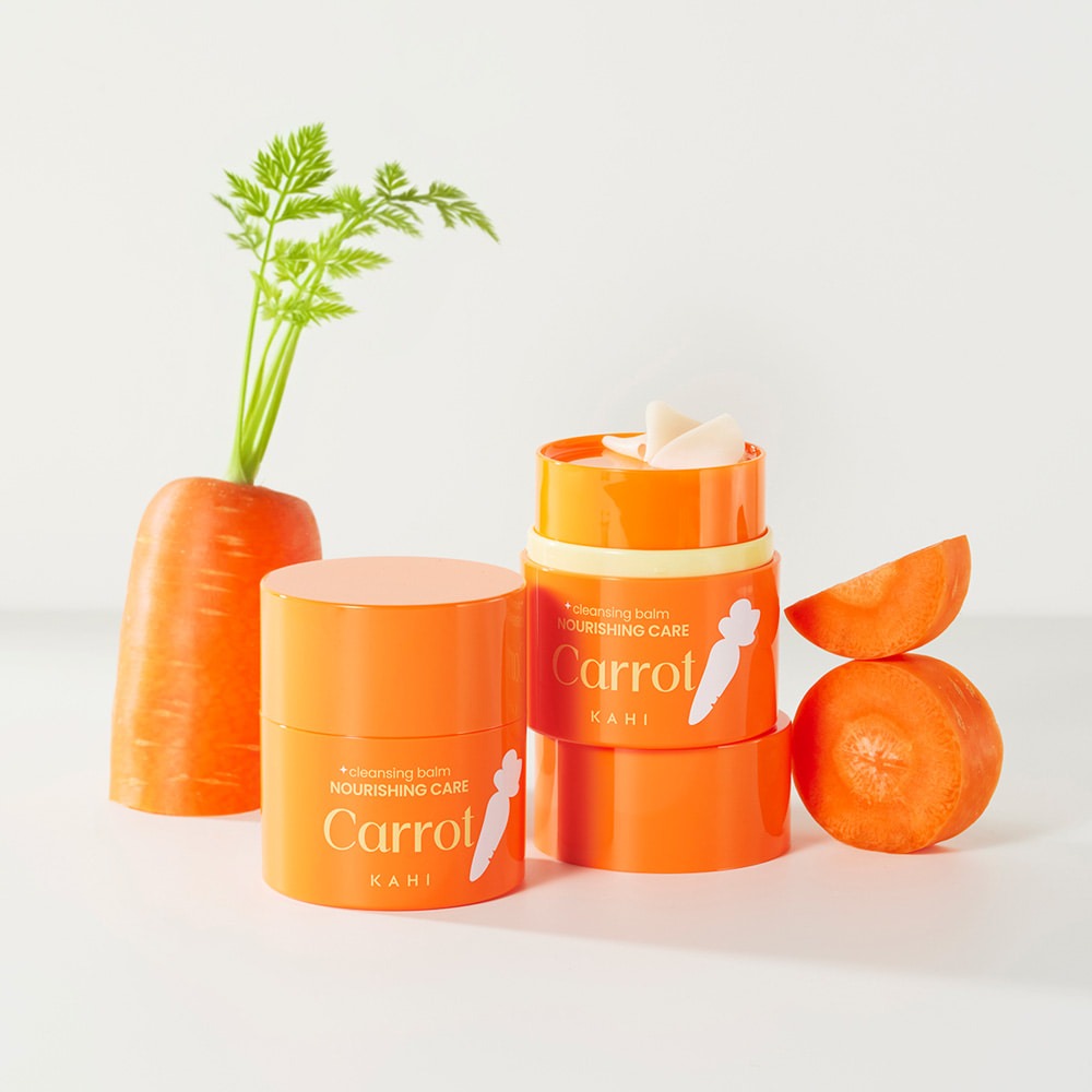 KAHI Cleansing Balm 3 Types 50ml, baume démaquillant KAHI sur fond clair avec carottes et feuilles, visuel produit