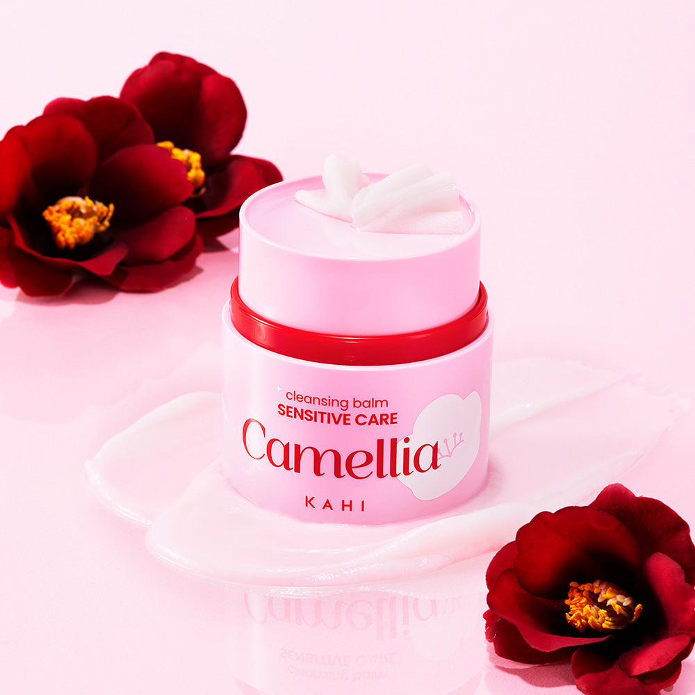 KAHI Cleansing Balm Sensitive Care 50ml, baume visage sur fond rose avec fleurs rouges, esthétique beauté.
