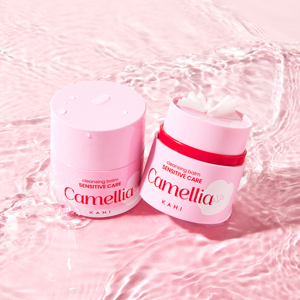 KAHI Cleansing Balm Sensitive Care 50ml de la marque KAHI, pots rose sur fond rose, contexte beauté soin visage.