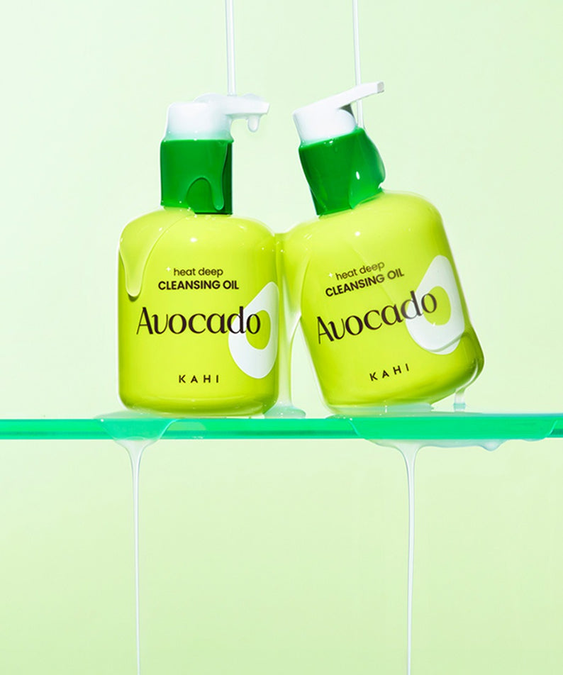 KAHI Heat Deep Cleansing Oil 200ml, flacons de nettoyage en duo sur fond vert, contexte salle de bain