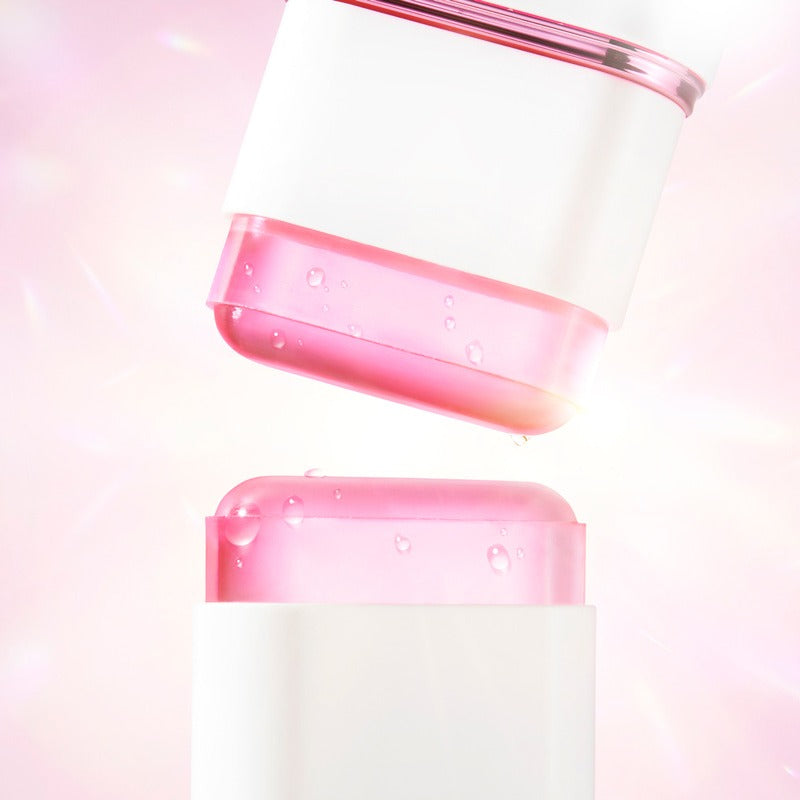 KAHI Velvet Glow Sun Stick 13.5g, stick solaire de la marque KAHI, packaging rose sur fond pastel lumineux.