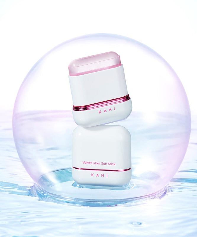 KAHI Velvet Glow Sun Stick 13.5g en orbite, protection solaire élégante et lumineuse dans un écrin translucide.