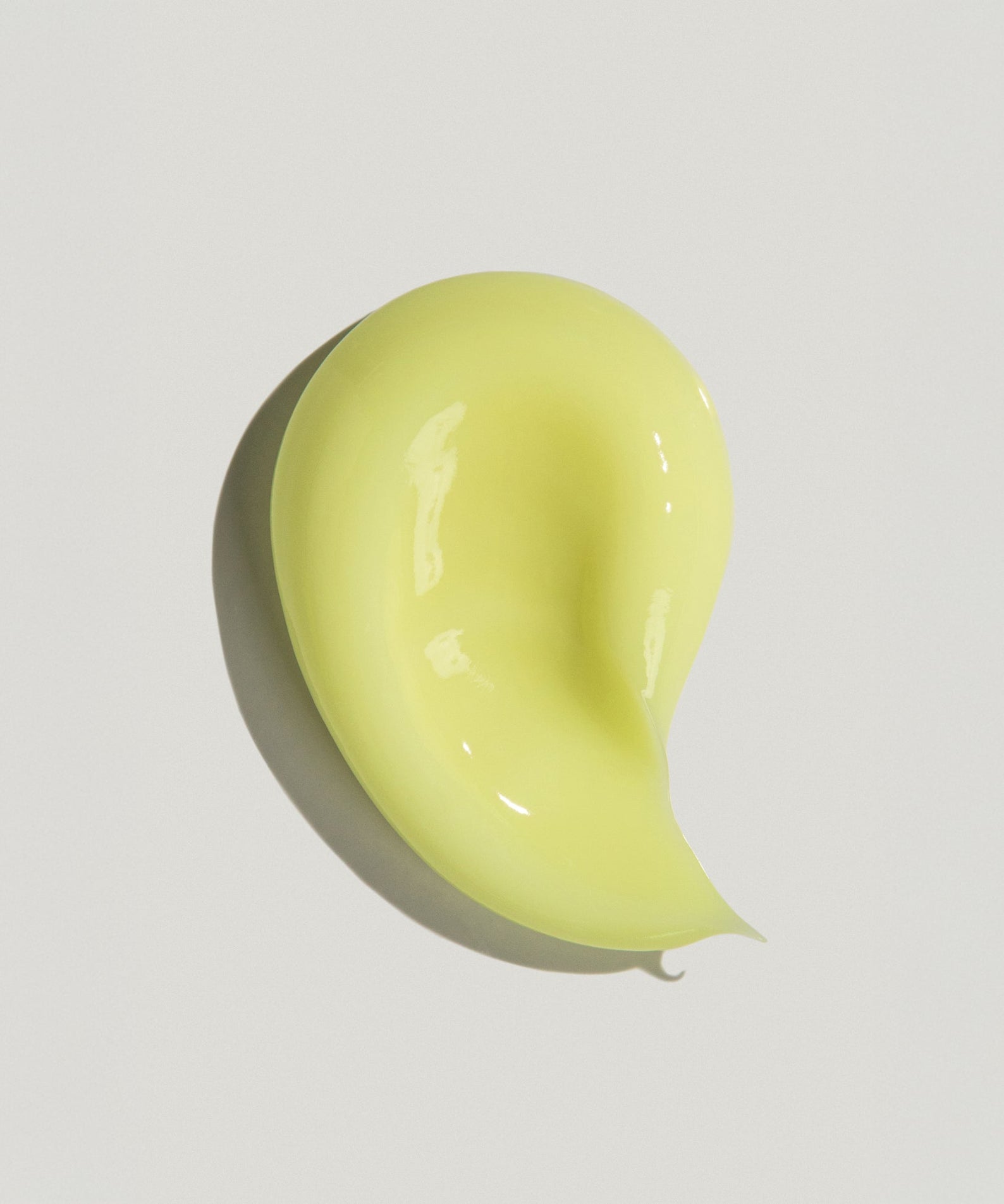 Texture de KAINE Caffetinal Cream 50ml, crème jaune clair, vue de près pour illustration de produit soin visage.