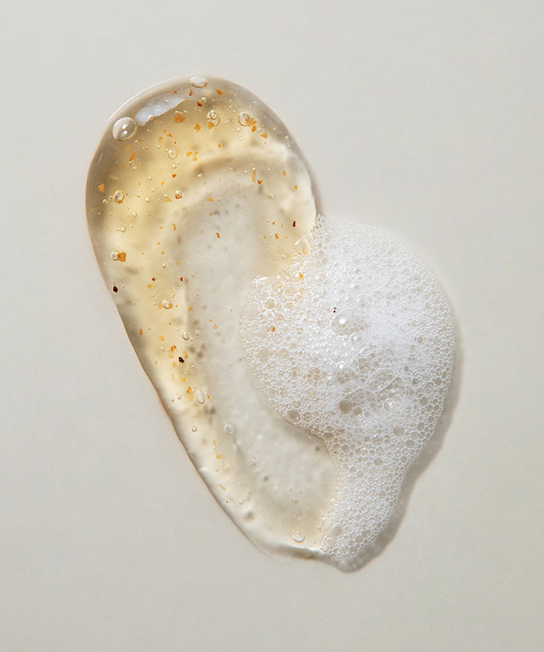 Texture du KAINE Kombu Hydrating Daily Cleanser 155g avec bulles de mousse et particules exfoliantes, nettoyant visage hydratant.