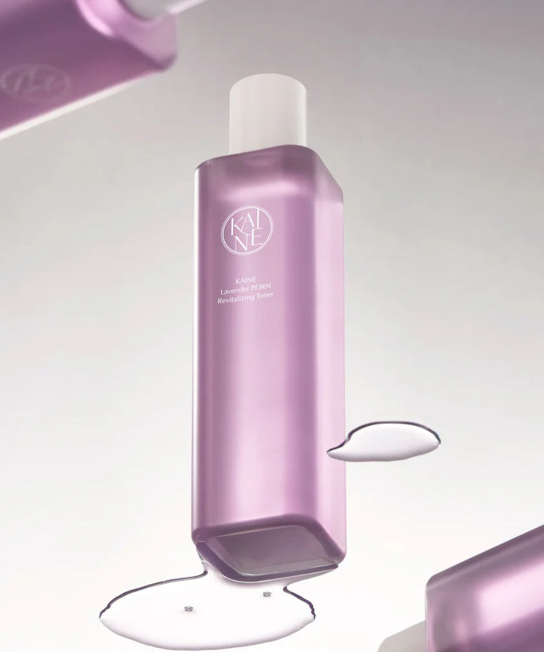 KAINE Lavender PDRN Revitalizing Toner 300ml vibrant flacon lavande avec des gouttelettes, soin hydratant et régénérant de la peau.