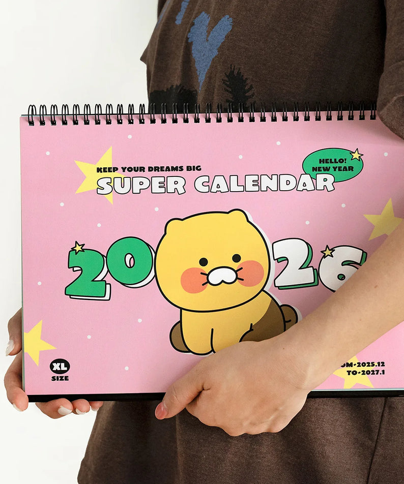 KAKAO FRIENDS 2026 A4 size desk calendar Chunsik, calendrier de bureau A4 rose, tenue par des mains, décor Super Calendar.