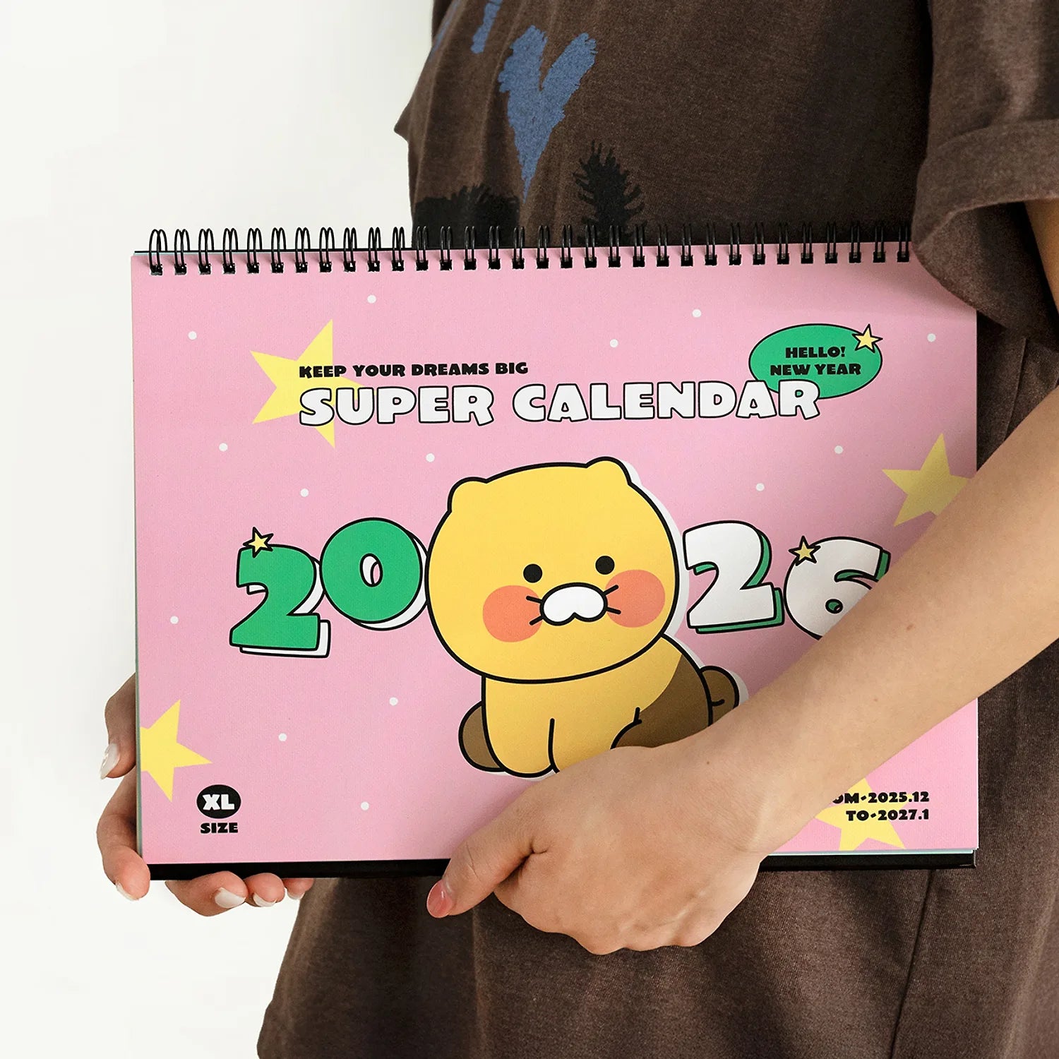 KAKAO FRIENDS 2026 A4 size desk calendar Chunsik, calendrier de bureau A4 rose, tenue par des mains, décor Super Calendar.