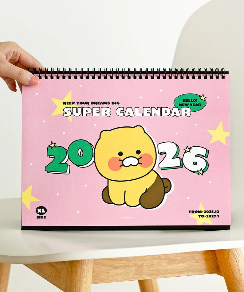 KAKAO FRIENDS  2026 A4 size desk calendar Chunsik, personnage Chunsik tient un calendrier sur bureau