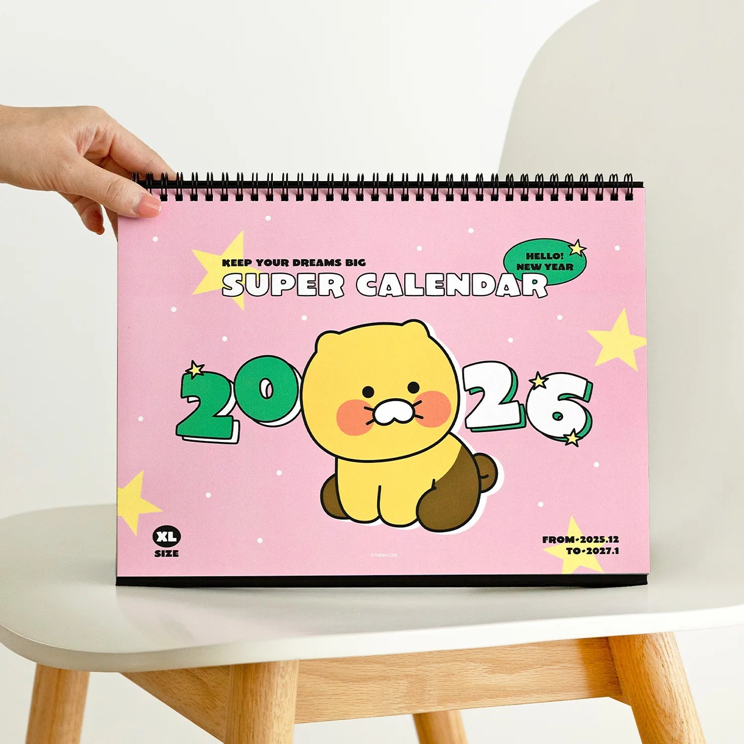 KAKAO FRIENDS  2026 A4 size desk calendar Chunsik, personnage Chunsik tient un calendrier sur bureau
