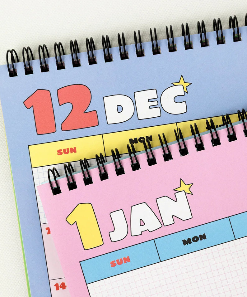 KAKAO FRIENDS 2026 A4 size desk calendar Chunsik, calendrier de bureau visible avec pages mensuelles colorées.