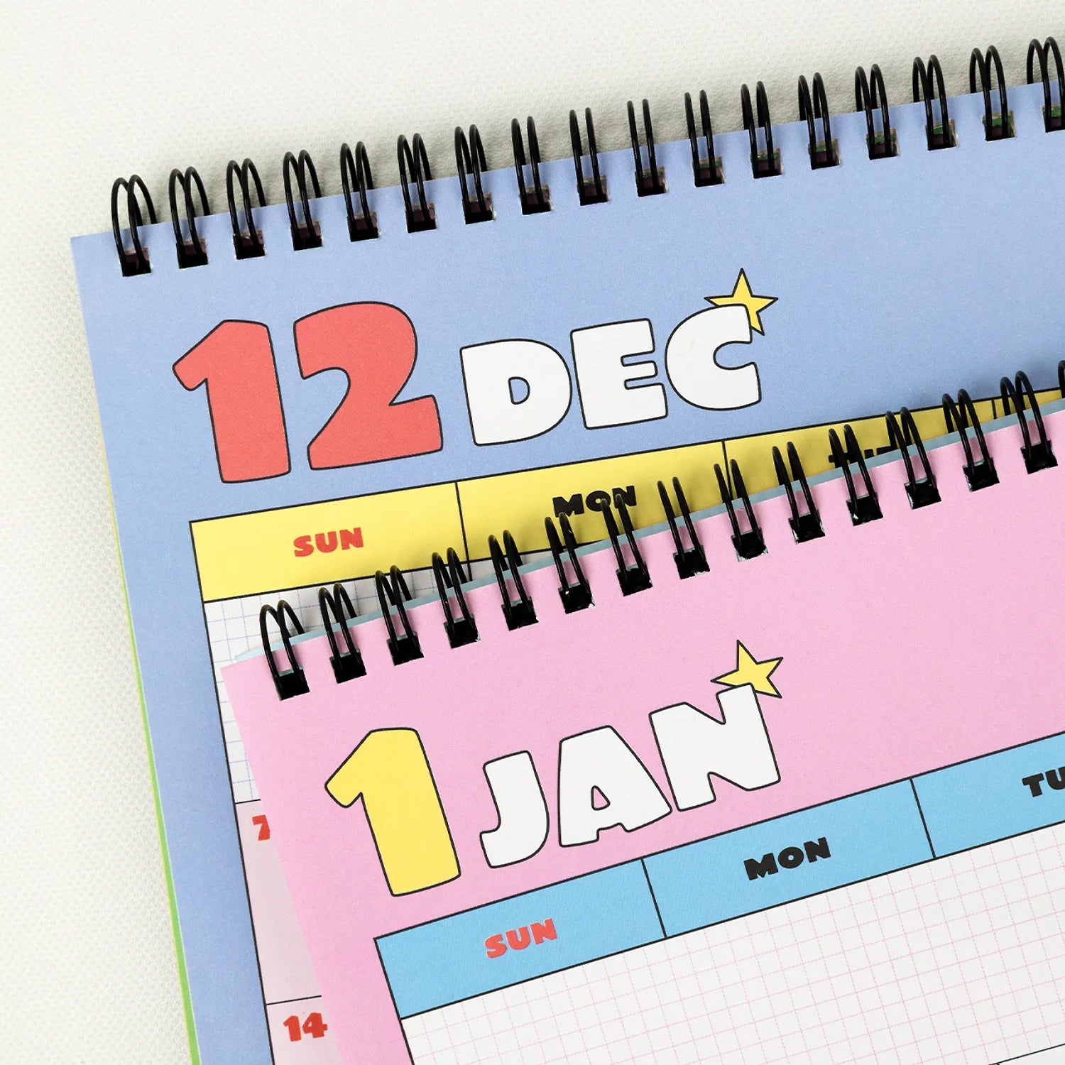 KAKAO FRIENDS 2026 A4 size desk calendar Chunsik, calendrier de bureau visible avec pages mensuelles colorées.