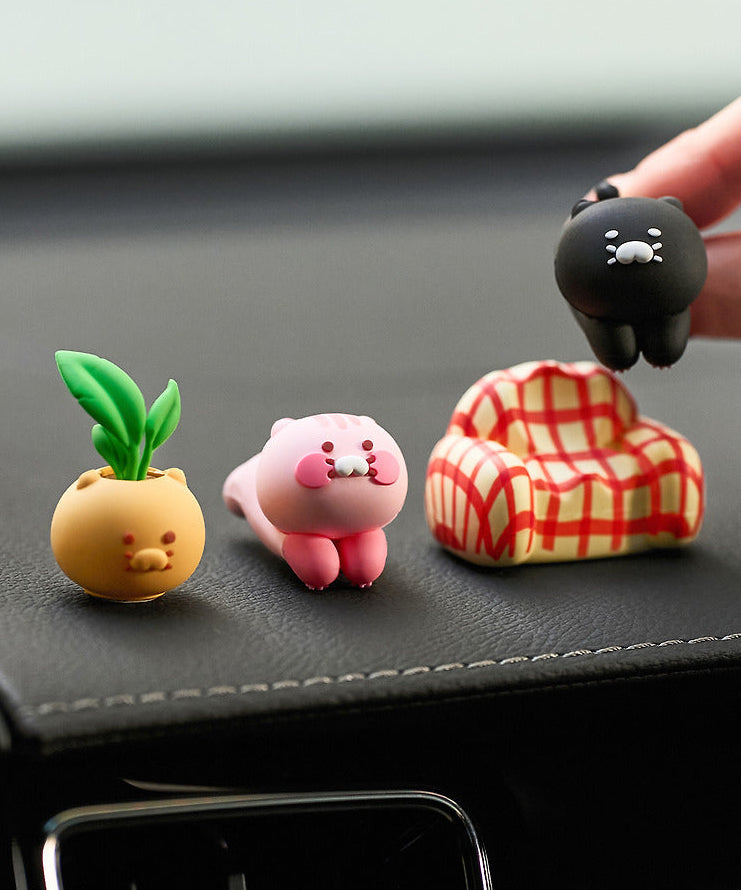 KAKAO FRIENDS Black Chun Deco Figure Set : figurines sur tableau de bord, main tenant la Chun, style KAKAO Friends.