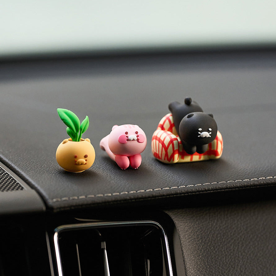 KAKAO FRIENDS Black Chun Deco Figure Set, figurines sur tableau de voiture en cuir noir, marque Kakao Friends.