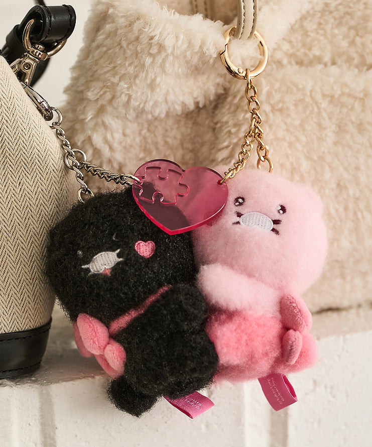 KAKAO FRIENDS Black Chun Magnet Keychain Doll Set, porte-clés aimanté sur fond beige, en visuel mignon de la marque.