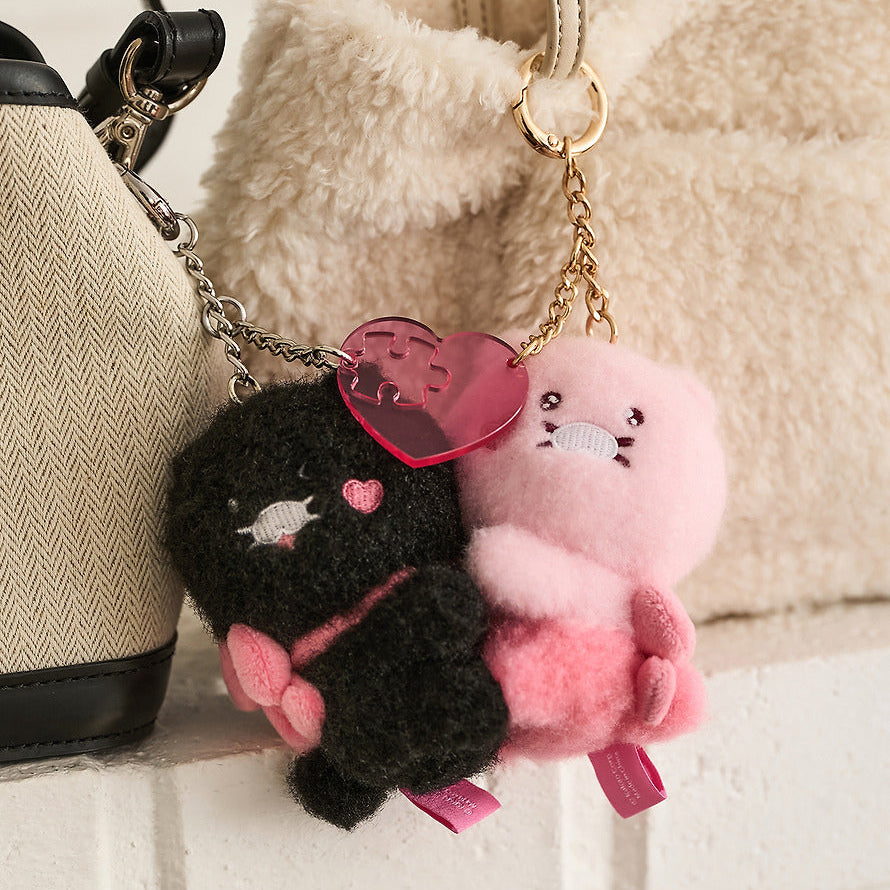 KAKAO FRIENDS Black Chun Magnet Keychain Doll Set, porte-clés aimanté sur fond beige, en visuel mignon de la marque.
