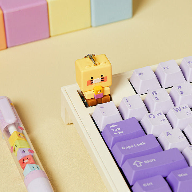 KAKAO FRIENDS Chunmyami LED keycap figure keyring de la marque, sur un clavier de touche rétro, ambiance colorée.