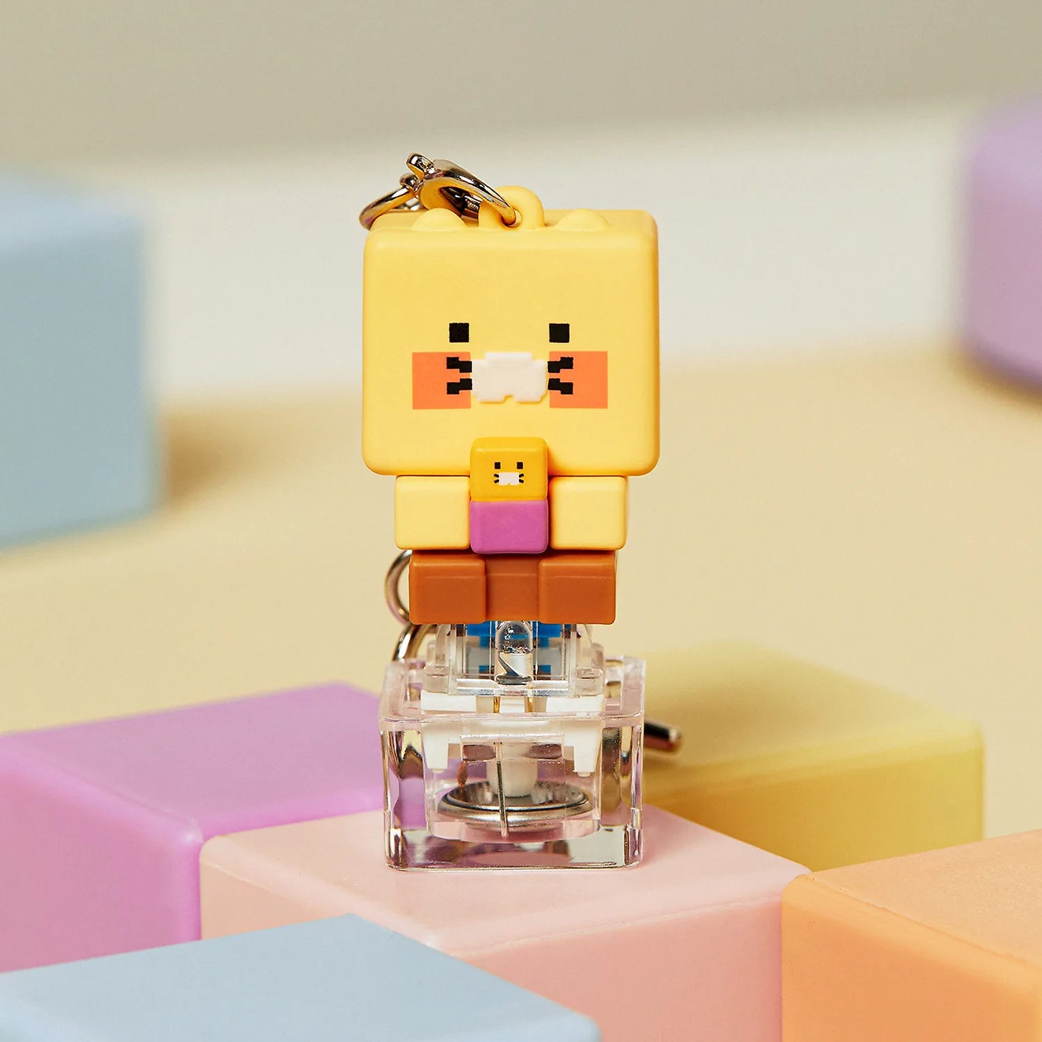 KAKAO FRIENDS Chunmyami LED keycap figure keyring de la marque KAKAO FRIENDS, figurine lumineuse sur porte-clés, fond pastel