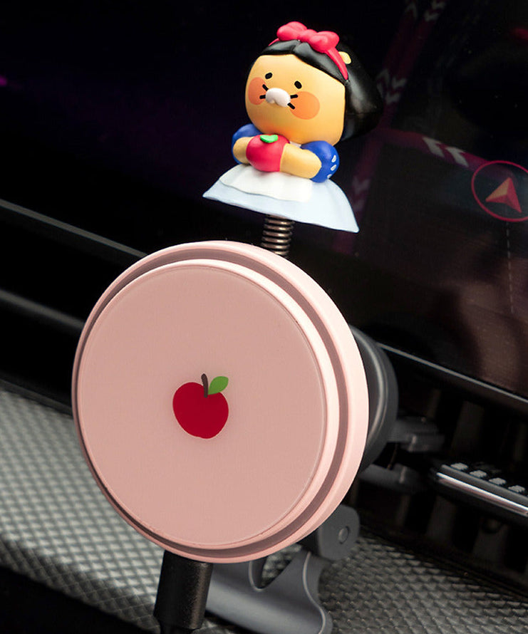KAKAO FRIENDS Chunsik Bus Fly Magnetic Wireless Charger, chargeur sans fil magnétique posé dans une voiture, décor Chunsik.