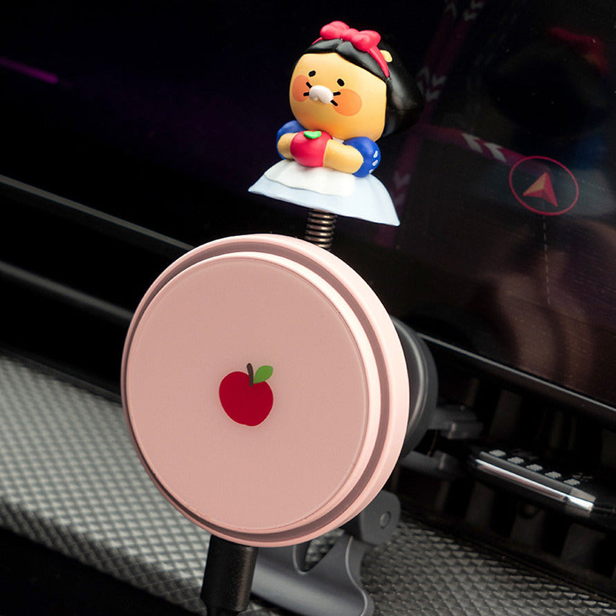 KAKAO FRIENDS Chunsik Bus Fly Magnetic Wireless Charger, chargeur sans fil magnétique posé dans une voiture, décor Chunsik.