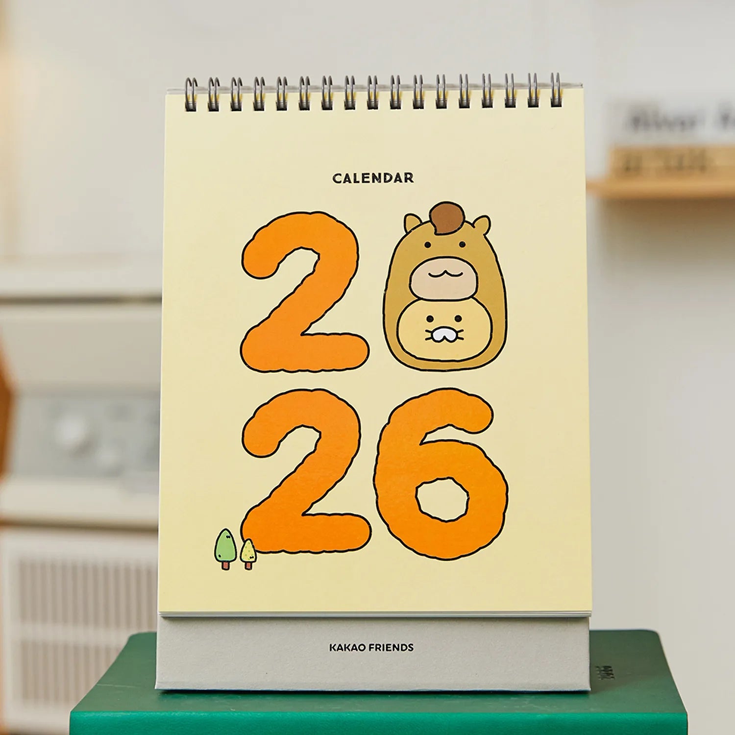 KAKAO FRIENDS Desk Calendar 2026, calendrier de bureau avec design numéro 2026, marque KAKAO FRIENDS en fond de bureau.