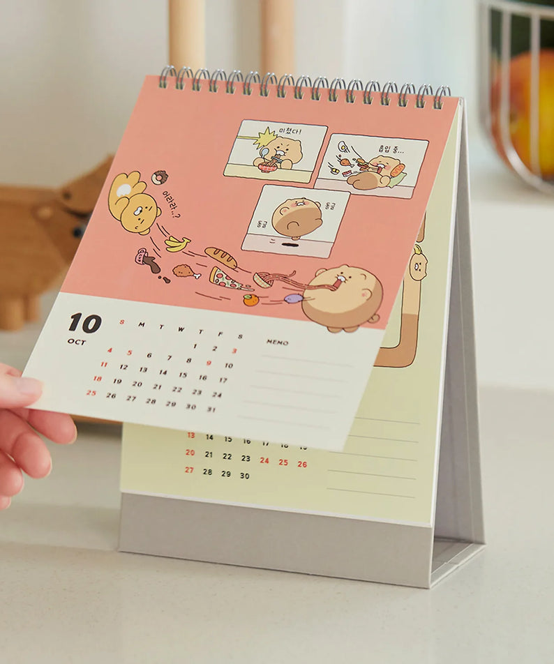 KAKAO FRIENDS Desk Calendar 2026, sur un bureau, visuel mignon avec personnages KAKAO FRIENDS, ambiance salon