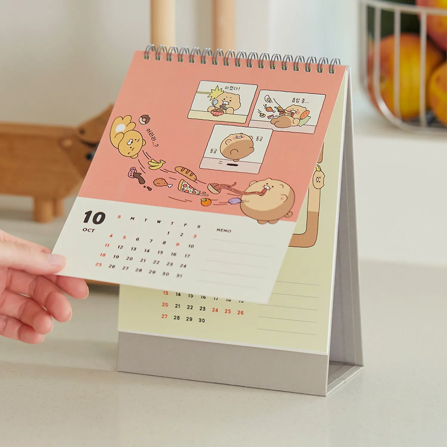 KAKAO FRIENDS Desk Calendar 2026, sur un bureau, visuel mignon avec personnages KAKAO FRIENDS, ambiance salon