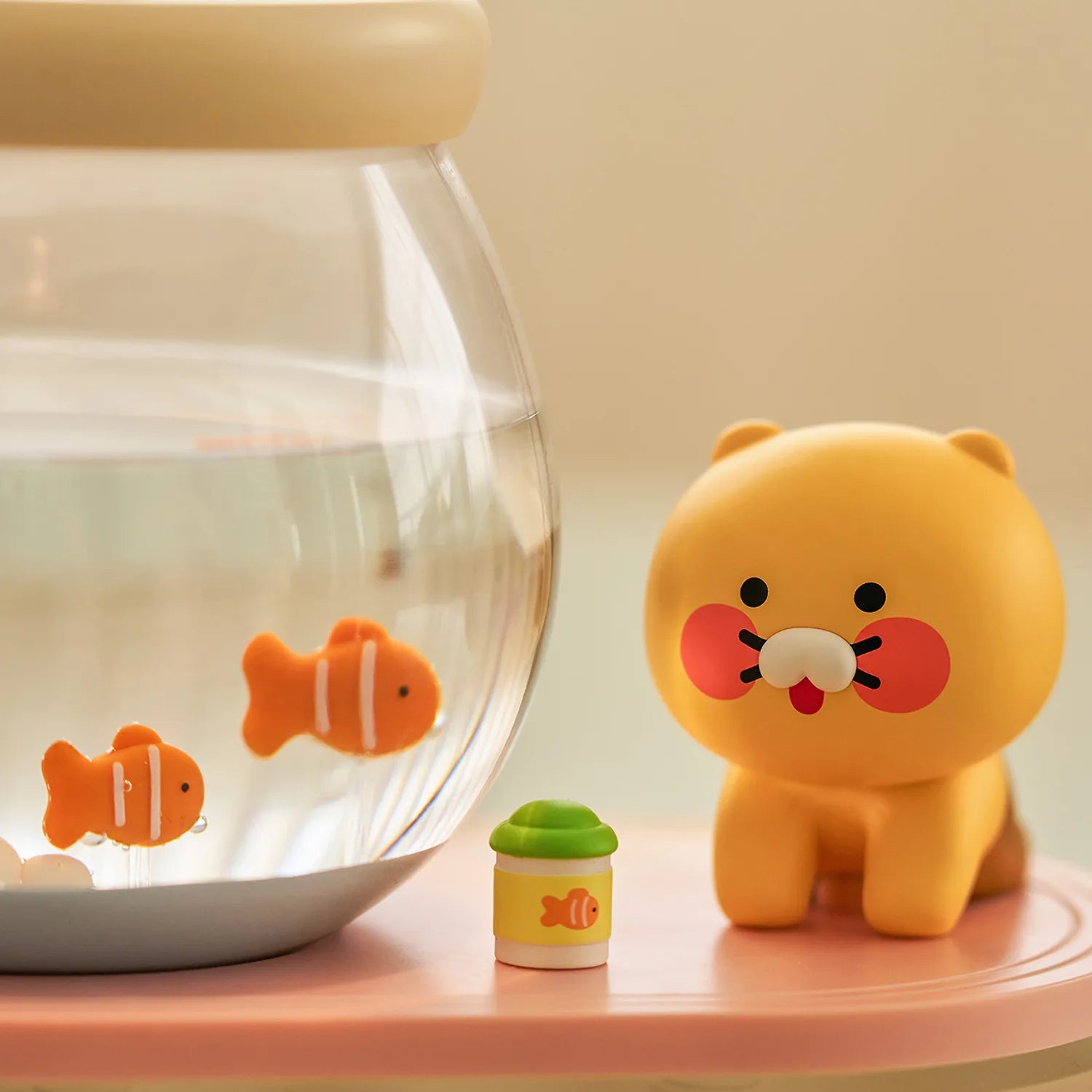 KAKAO FRIENDS  Fish Tank Humidifier Chunshik : humidificateur mignon sur table, bébé lion et poisson dans l’écran, style déco