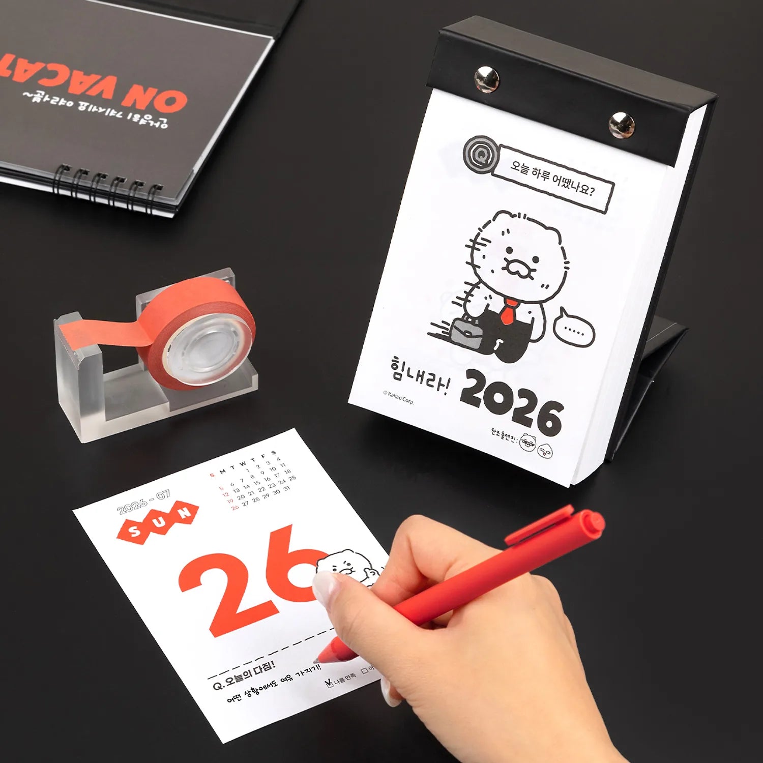 KAKAO FRIENDS  Life is Hard 2026 Calendar : calendrier 2026 avec personnage sur fond noir, main écrit, pack cadeau