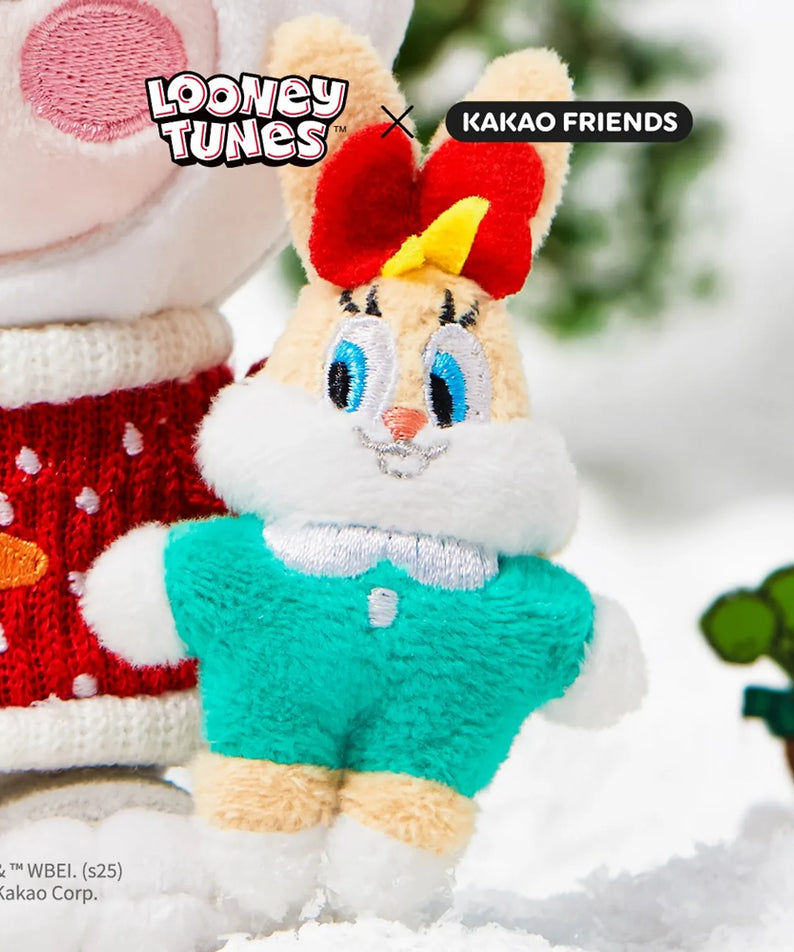 KAKAO FRIENDS  Looney Tunes X Friends Bugs Bunny Keychain Doll Little Apeach, peluche à porte-clés sur fond neigeux.