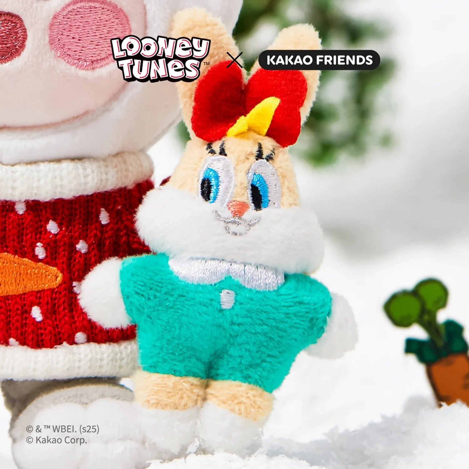 KAKAO FRIENDS  Looney Tunes X Friends Bugs Bunny Keychain Doll Little Apeach, peluche à porte-clés sur fond neigeux.