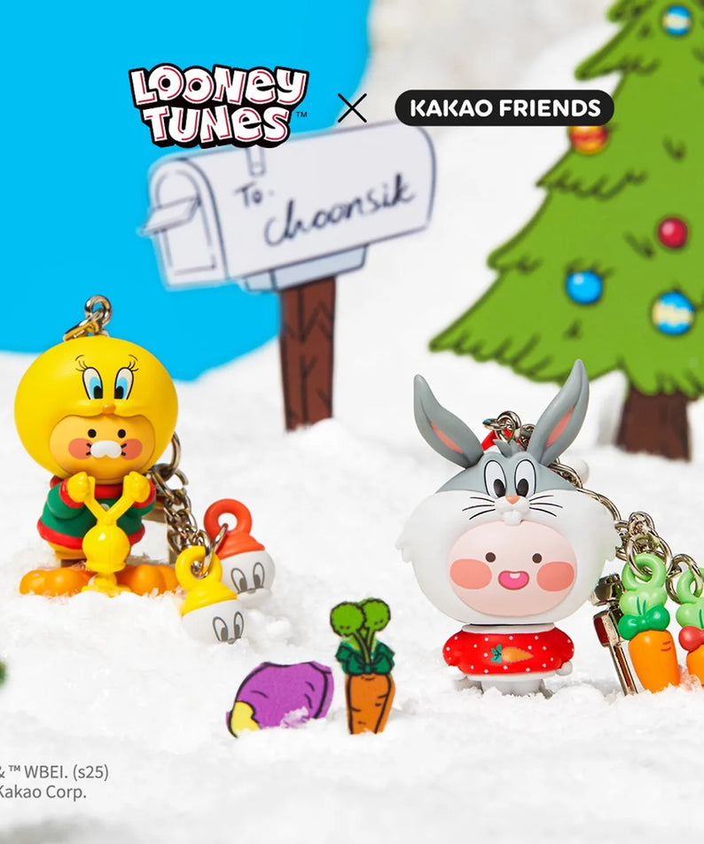 Décris l'image en français: KAKAO FRIENDS  Looney Tunes X Friends Snow Duck Tweety Figure Keychain Baby Chunsik en neige, sapins.