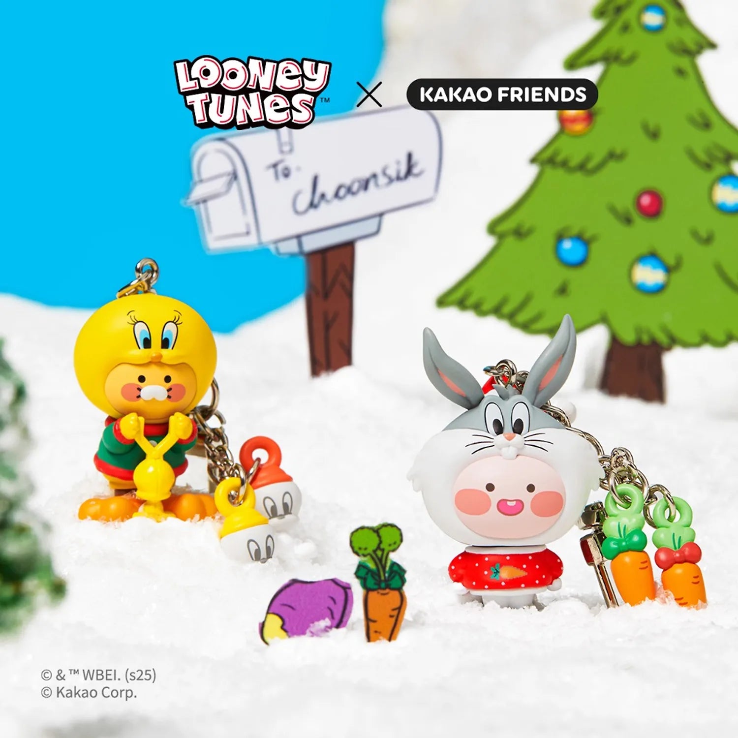 Décris l'image en français: KAKAO FRIENDS  Looney Tunes X Friends Snow Duck Tweety Figure Keychain Baby Chunsik en neige, sapins.
