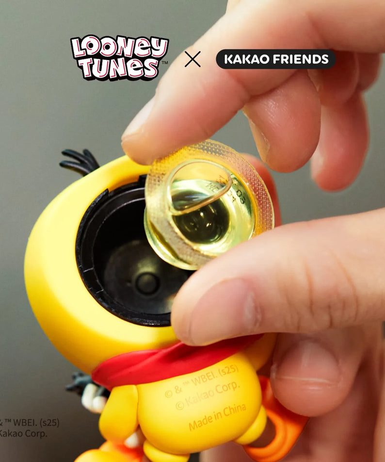 KAKAO FRIENDS  Looney Tunes X Friends Tweety Car Air Freshener & Figure Set Baby Chunsik, main tenant l’air frais de voiture.