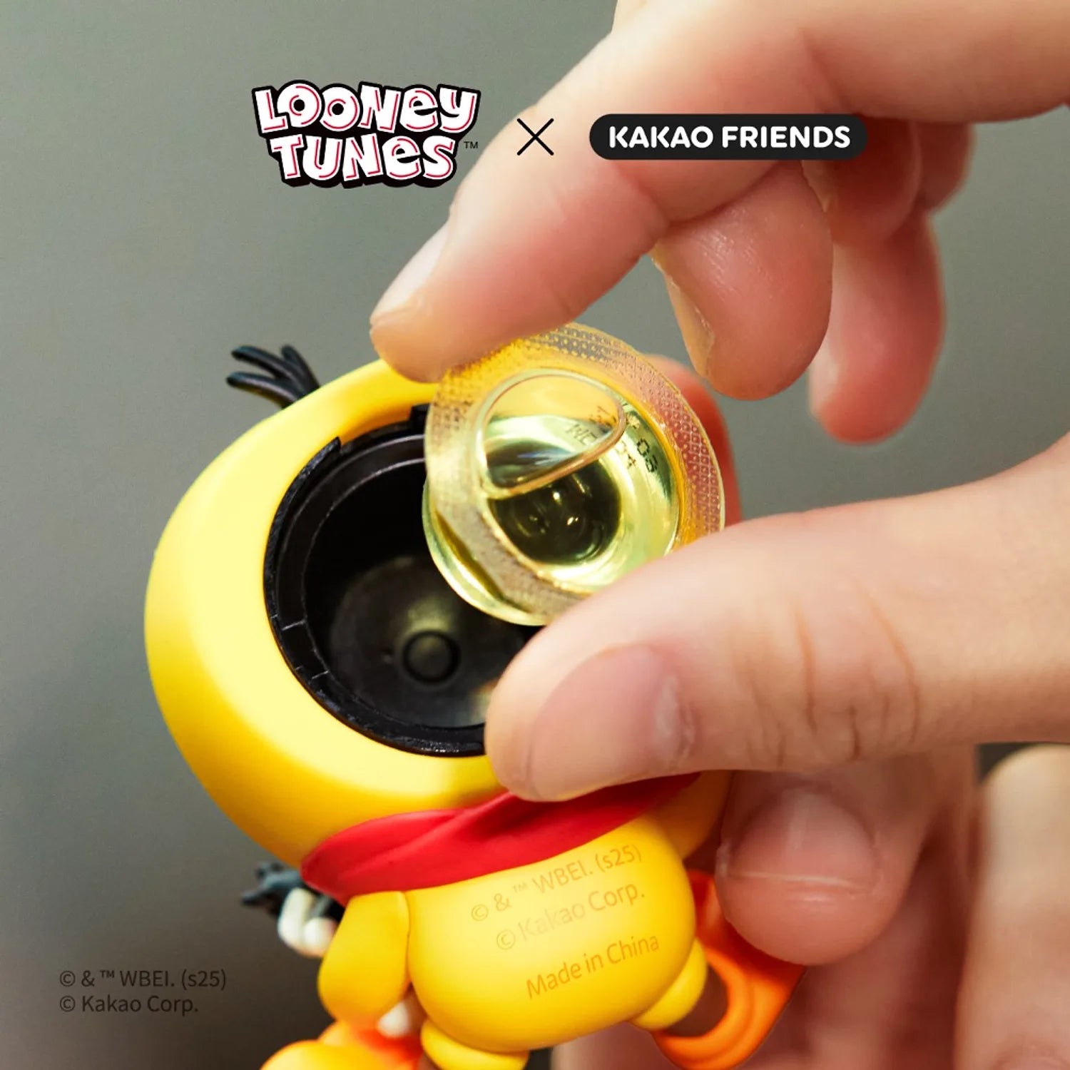KAKAO FRIENDS  Looney Tunes X Friends Tweety Car Air Freshener & Figure Set Baby Chunsik, main tenant l’air frais de voiture.