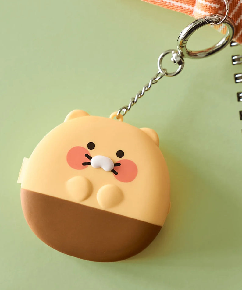KAKAO FRIENDS Medicine bottle keychain, porte-clés rond mignon sur carnet, marque KAKAO FRIENDS, contexte coloré.