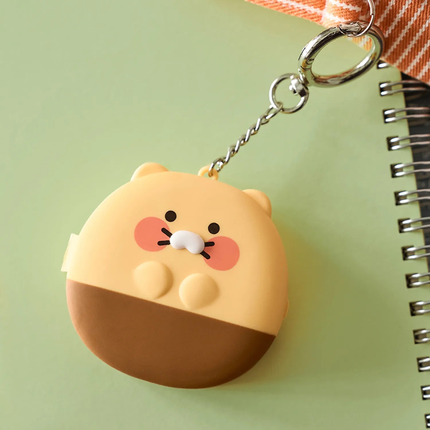 KAKAO FRIENDS Medicine bottle keychain, porte-clés rond mignon sur carnet, marque KAKAO FRIENDS, contexte coloré.