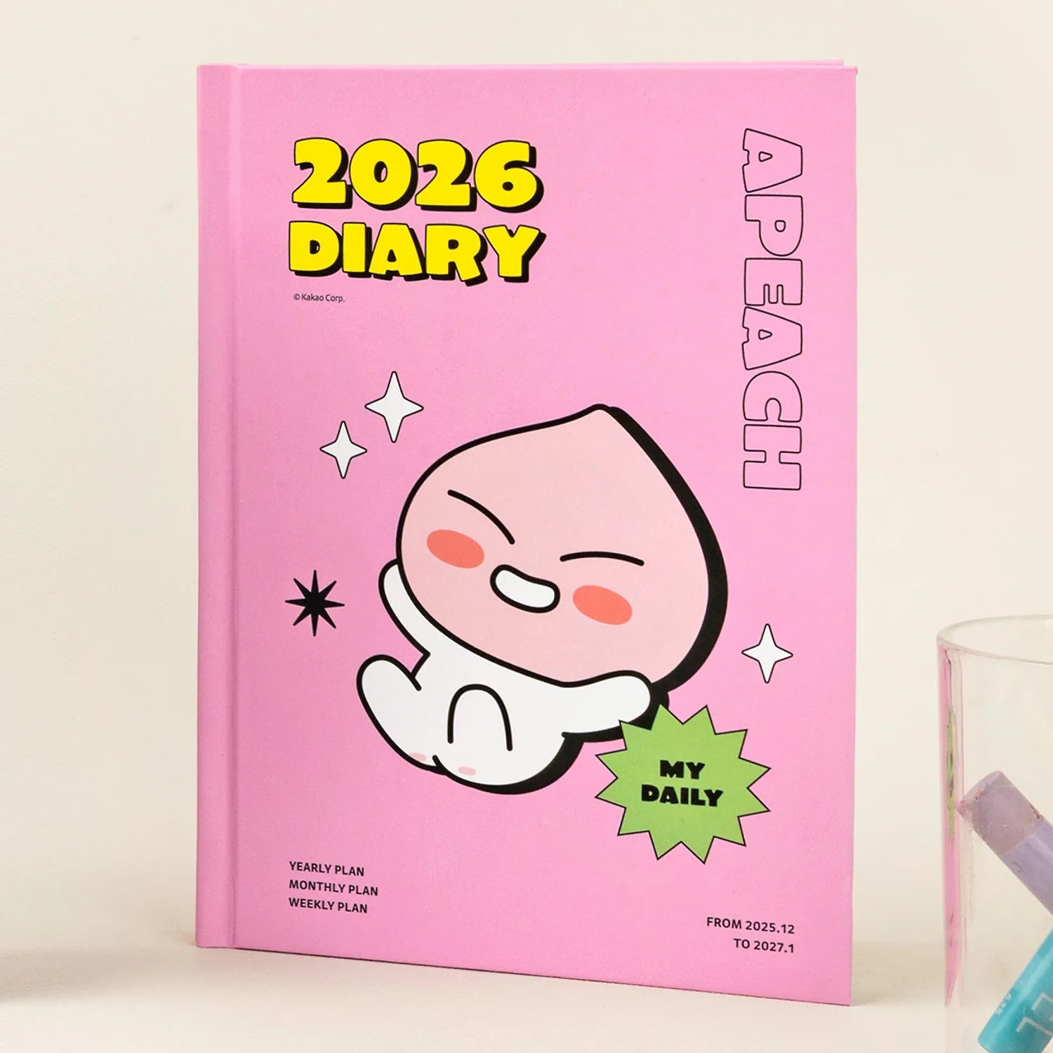 KAKAO FRIENDS Planner 2026, agenda rose 2026 avec personnage; marque Kakao Friends, décor sur bureau
