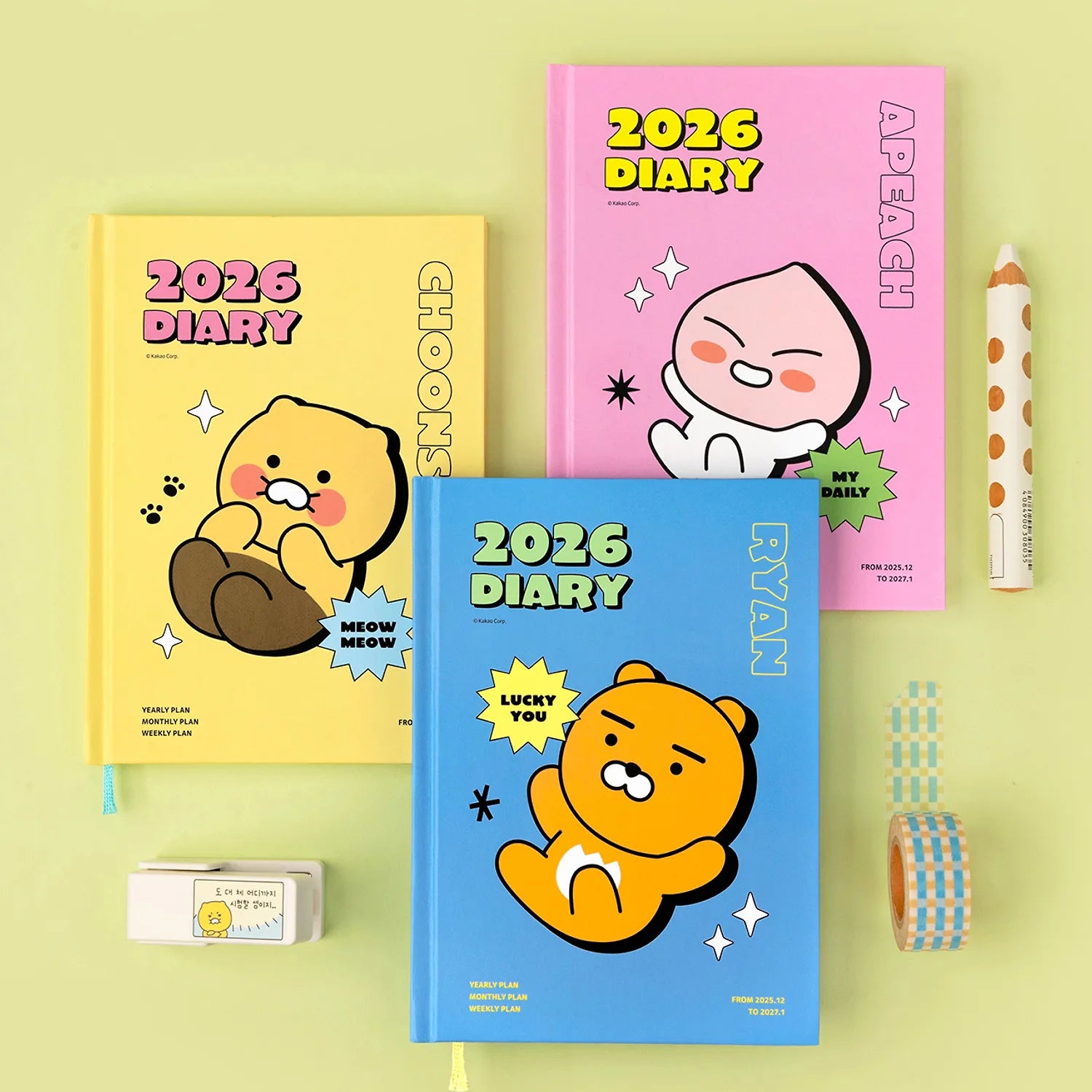 KAKAO FRIENDS Planner 2026 : 3 agendas avec KAKAO FRIENDS, décor jaune/rose, stylos et notes en arrière-plan.